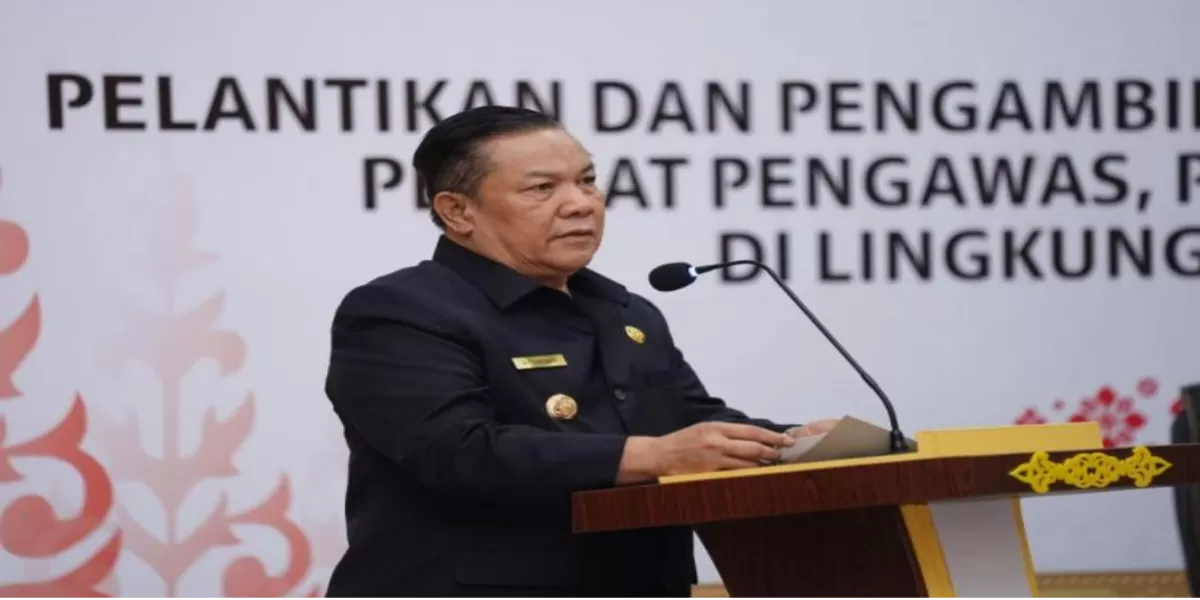 Pelaksana Tugas Gubernur Riau, SF Hariyanto, memberi sambutan pada pelantikan 238 pejabat di lingkungan Pemprov Riau, Selasa, 26 Mei 2026.  (Candra Winata)