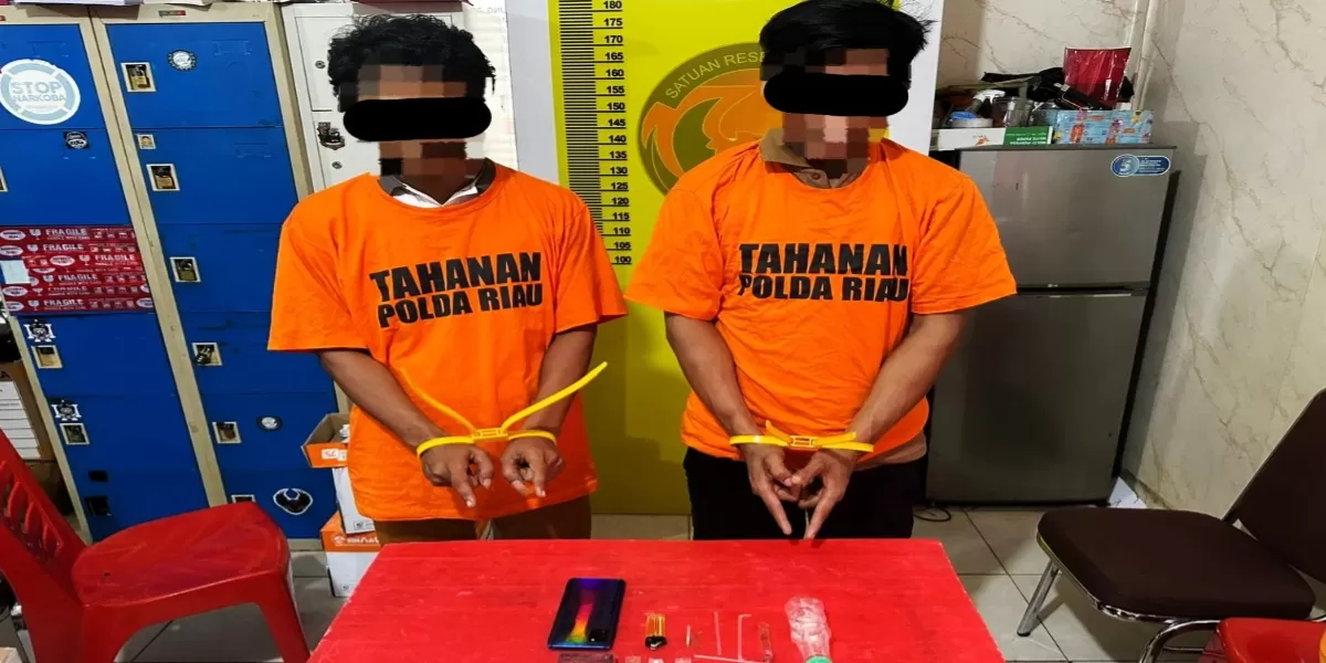 Tersangka Berinisial M (39) dan RS (36) bersama sejumlah barang bukti termasuk paket sabu seberat 0,10 gram dan alat hisap bong  (Polsek Kuantan Hilir)