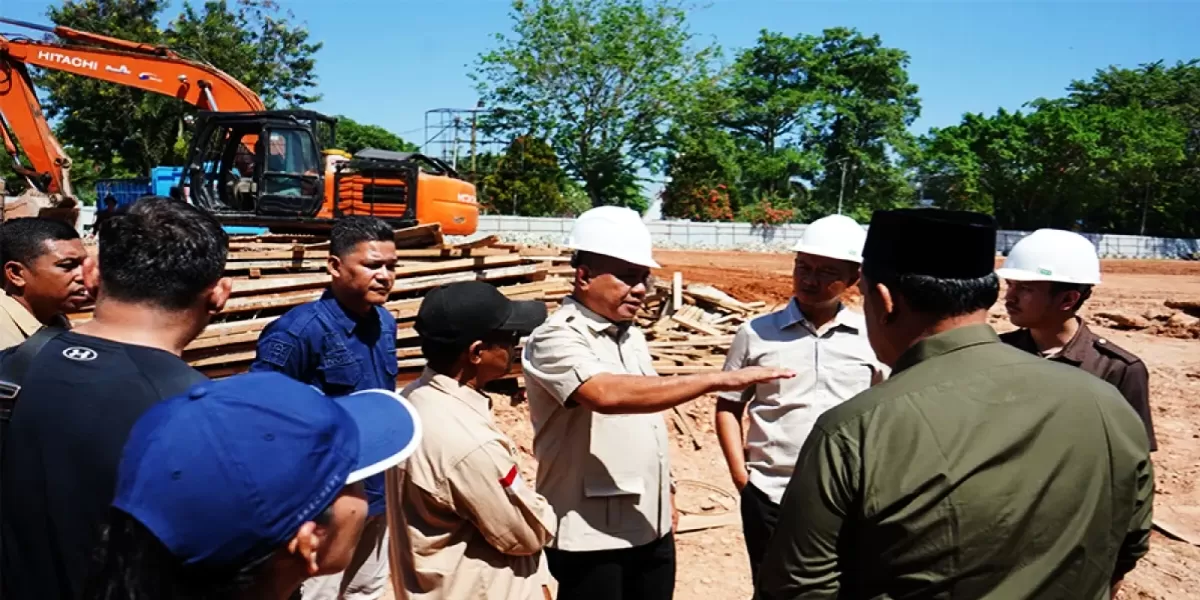 Ketua DPRD Kuansing Juprizal SE MSi bersama Ketua Komisi III Maulana Imam Saleh dan anggota meninjau pembangunan Astaka Utama MTQ, Selasa (26/5/2026). ( Riau Pos)