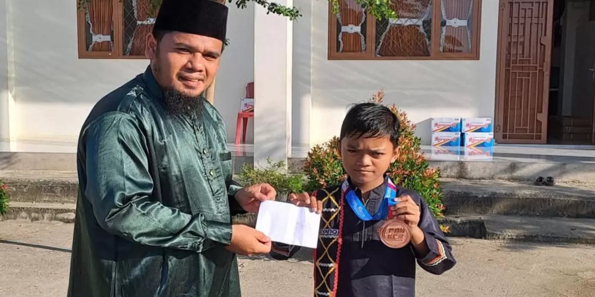 Kepala Sekolah SDIT Annajiyah dan Muhammad Syafiq Albarak (Candra Winata)