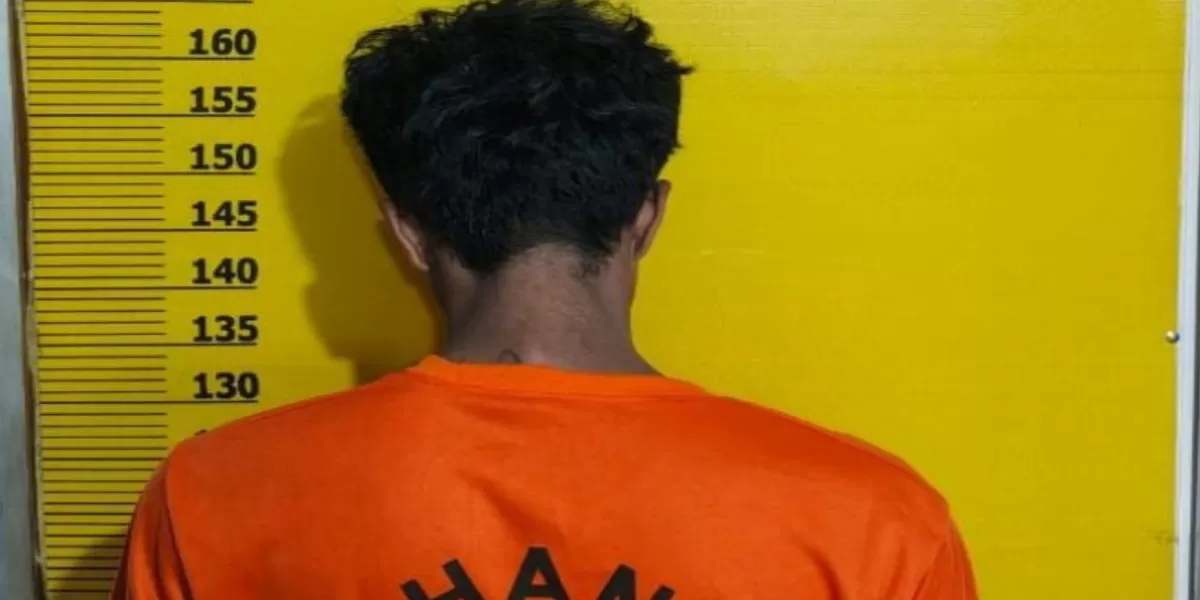 Tersangka YDP (27) dan HA (22). Keduanya tertangkap tangan saat diduga melakukan pencurian Tandan Buah Segar (TBS) kelapa sawit di area perkebunan milik PT Agrinas Palma Nusantara Kebun DPN 3. (Candra Winata)