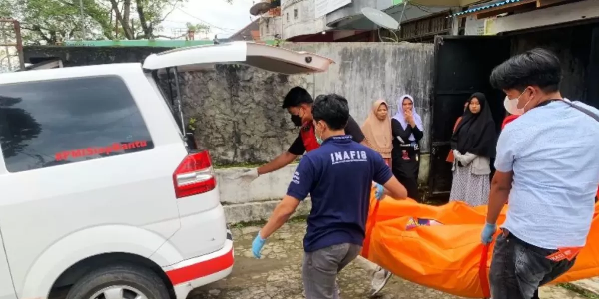 Tim dari unit identifikasi Polresta Bukittinggi mengangkat sesosok mayat yang ditemukan di Guguk Panjang, Kota Bukittinggi, Selasa (17/1) (Candra Winata)