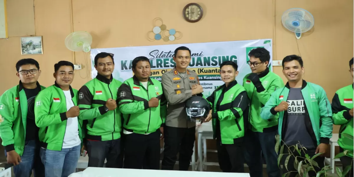 Kepala Kepolisian Resor (Kapolres) Kuantan Singingi (Kuansing), AKBP Hidayat Perdana, S.H., S.I.K., M.H., bersama komunitas ojek online (ojol) lokal, Kuantar (Candra Winata)
