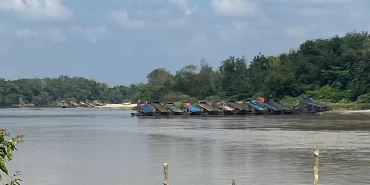 Rakit PETI di Sungai Kuantan Kuansing Riau (Candra Winata)