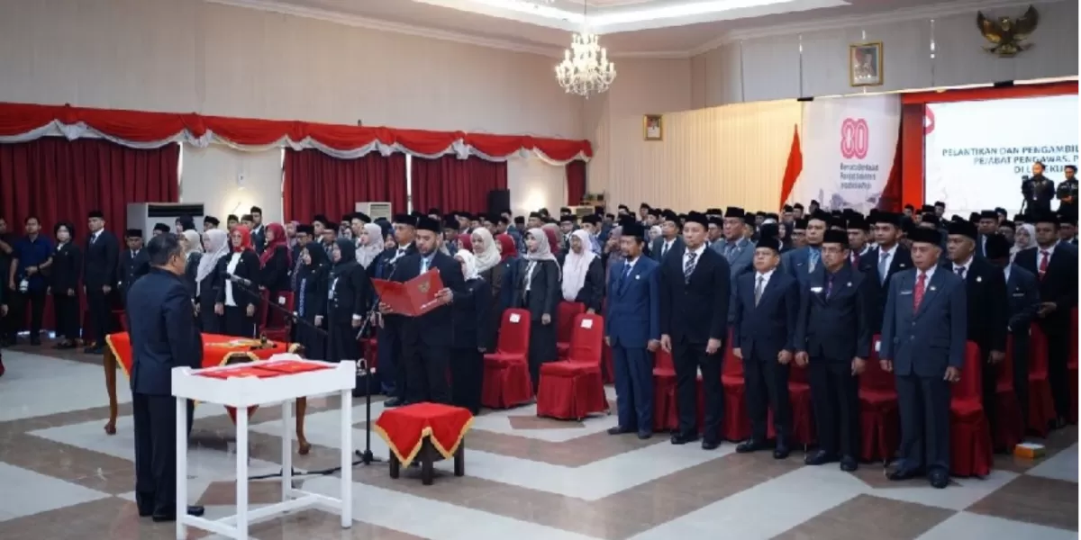 236 pejabat eselon III dan IV resmi dilantik pada Selasa (26/5), oleh Plt Gubernur Riau SF Hatiyanto. (Candra Winata)