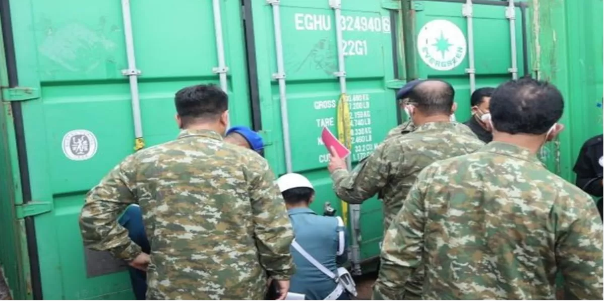 Wakil Ketua Pelaksana I Satgas PKH sekaligus Kepala Staf Umum (Kasum) TNI, Richard Taruli Horja Tampubolon terhadap barang bukti dari penggagalan penyelundupan mineral di perairan Kepulauan Riau (Kompas.Com)