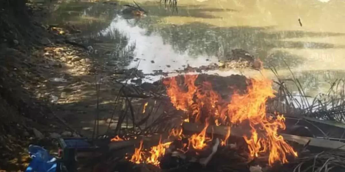 Rakit tambang ilegal yang dibakar APH kawasan Kelurahan Sungai Jering, Kecamatan Kuantan Tengah, Jumat (29/5/2026).   (GoRiau)