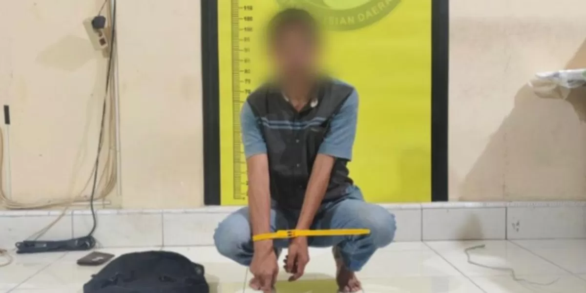 Tersangka (B) kasua 933 butir pil ekstasi dan 300 cartridge etomidate cair yang diduga kuat akan dikirim menuju Jakarta.  (iNews86.Com)