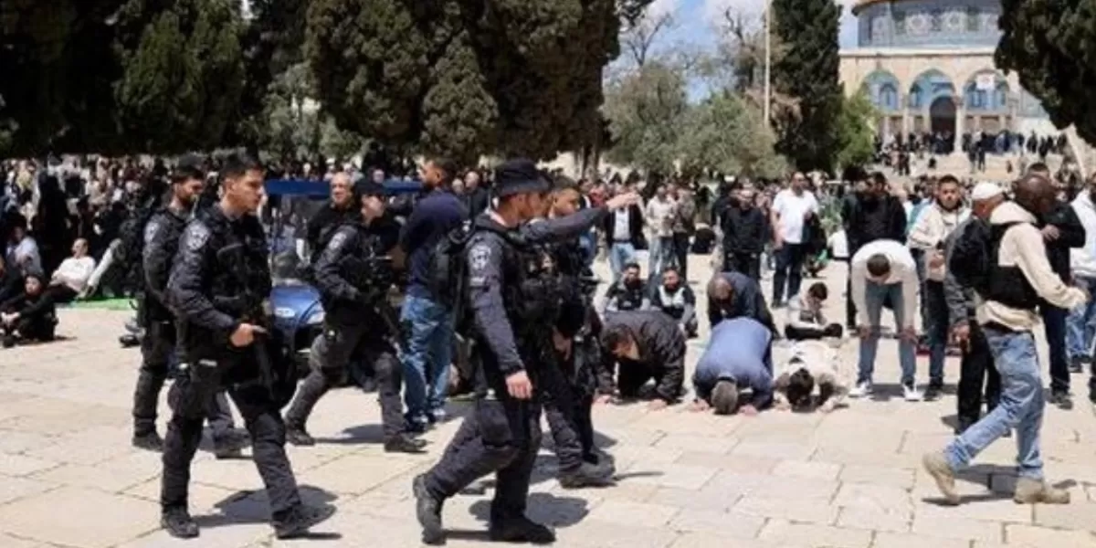 Pasukan keamanan Israel dikerahkan di tengah-tengah umat Muslim di kompleks Masjid Al-Aqsa pada April lalu. ( dok. AFP/AHMAD GHARABLI)