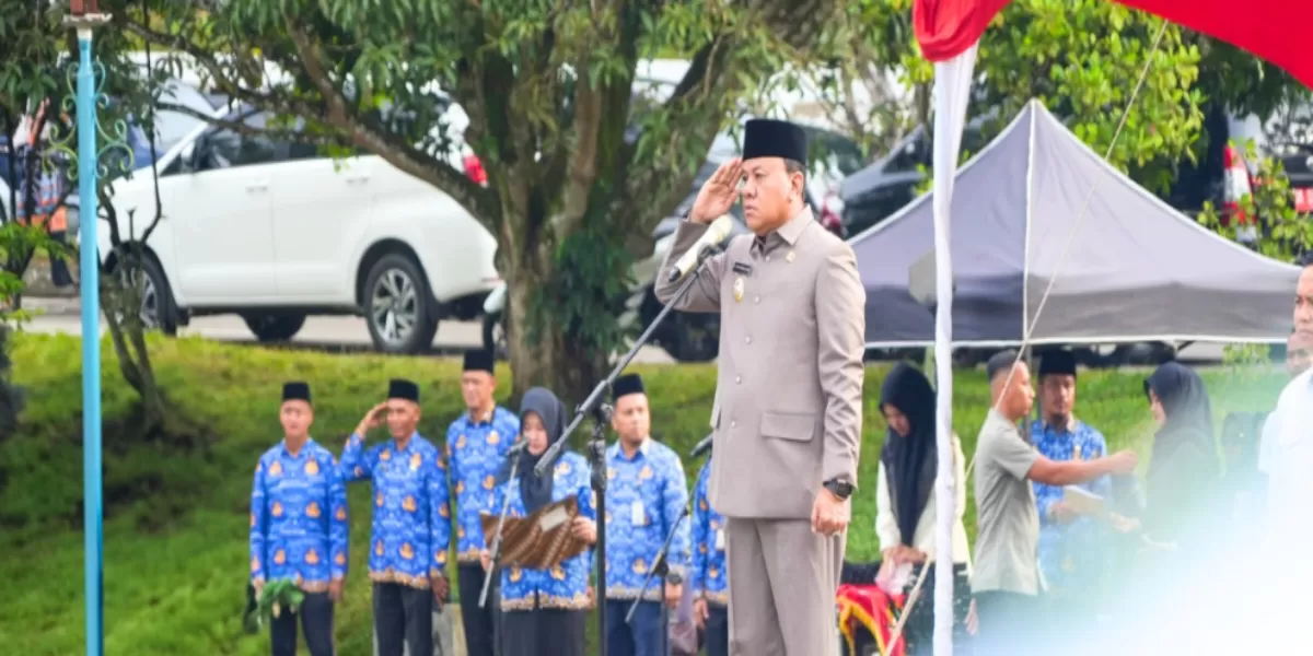 Dr.Suhardiman Amby (Bupati Kuansing) Menjadi Pemimpin upacara peringatan Hari Lahir Pancasila yang digelar di Lapangan Komplek Perkantoran Pemda Kuantan Singingi, Senin (1/6/2026) (iNews86.Com)
