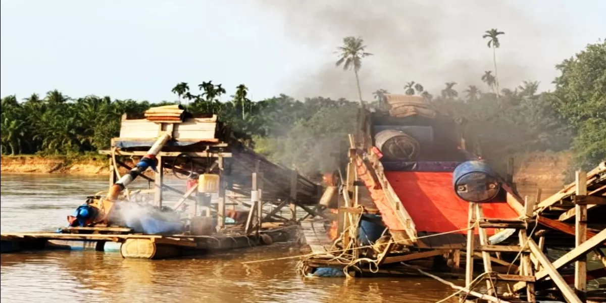 Rakit Dompeng yang dibakar APH di Aliran Sungai Kuantan di Desa Pulau Jambu, Kecamatan Cerenti, Kabupaten Kuantan Singingi (iNews86.Com)