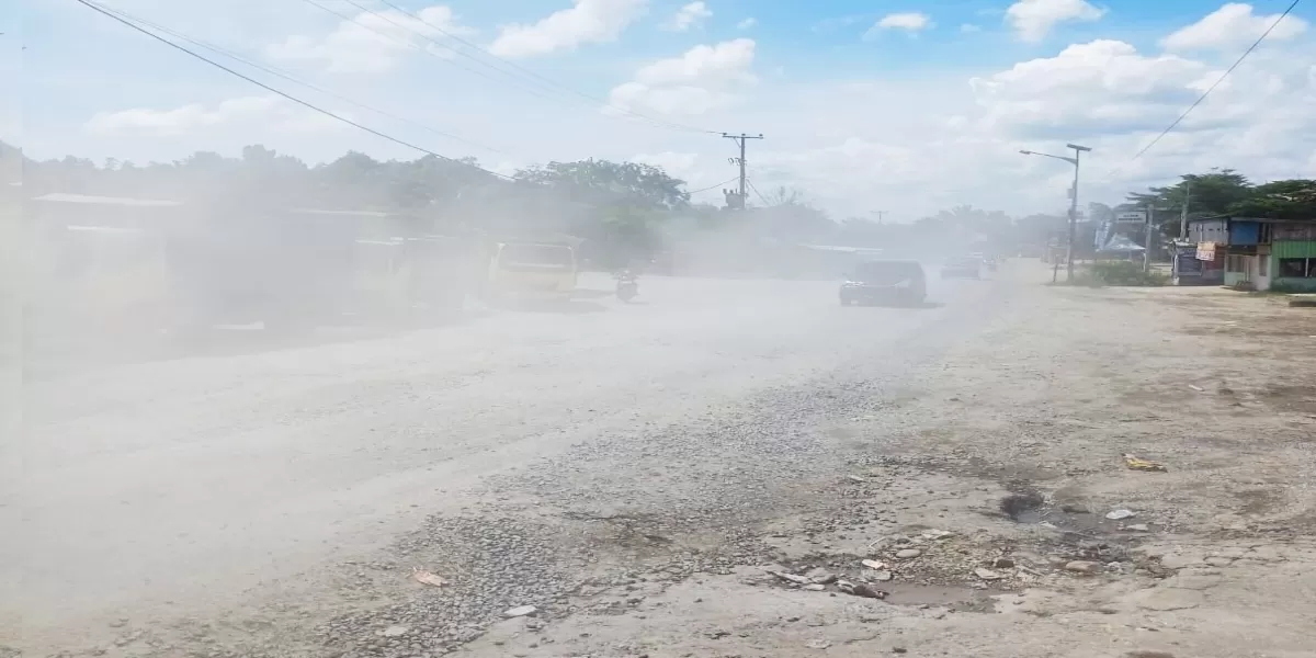 Kabut debu pekat menyelimuti pemukiman, memicu gangguan kesehatan, hingga memaksa sejumlah pelaku usaha kecil gulung tikar di Lipat Kain Kampar Kiri Riau. (KalimatRepublilk.com)