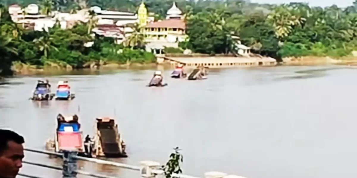 Iring-iringan Rakit Tambang Emas Ilegal Pulau Jambu, Kecamatan Cerenti, Kabupaten Kuantan Singingi (Kuansing) Kabur Karena diduga Kuat mereka sudah tau akan ada Razia (iNews86.Com)