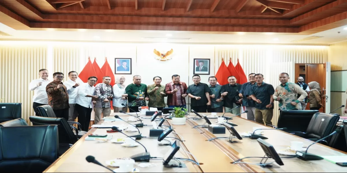 Menteri Kehutanan RI, Raja Juli Antoni Fhoto Bersama Bupati Kuantan Singingi, Dr H Suhardiman  Amby beserta rombongan yang melakukan audiensi di Kantor Kementerian Kehutanan, Jakarta, Selasa (2/6/2026 (iNews86.Com)