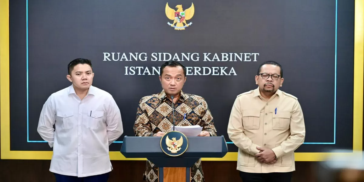 Menteri Sekretaris Negara Prasetyo Hadi, didampingi Sekretaris Kabinet Teddy Indra Wijaya dan Kepala Badan Komunikasi Pemerintah (Bakom) RI Muhammad Qodari mengumumkan pemberhentian Dadan Hindayana (Dok Bakom RI)