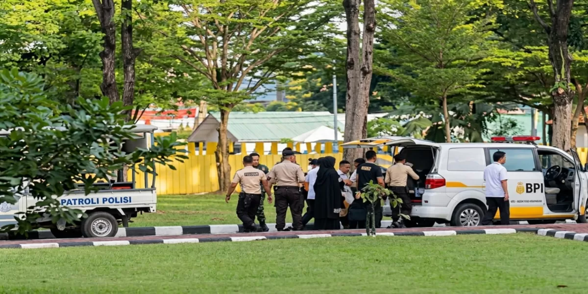 Dua orang warga  mengalami luka-luka akibat terkena serpihan yang diduga kuat merupakan proyektil peluru nyasar (iNews86.Com)