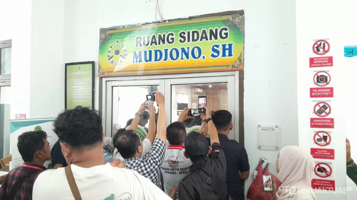 Wartawan Mengambil Dokumentasi dari Luar, Karena Ruang Sidang Sudah Penuh  (ist)