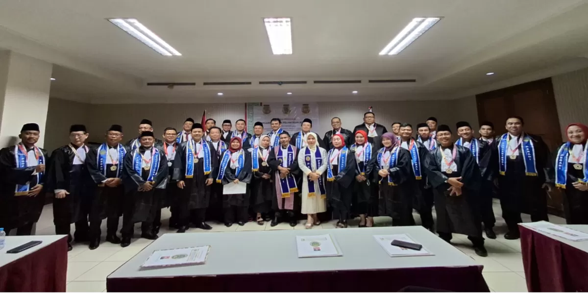 Organisasi Advokat PERADI Profesional resmi mengangkat dan mengambil sumpah 32 advokat muda baru sebagai penegak hukum di Kota Bandung, Kamis (4/6/2026) (iNews86.Com)