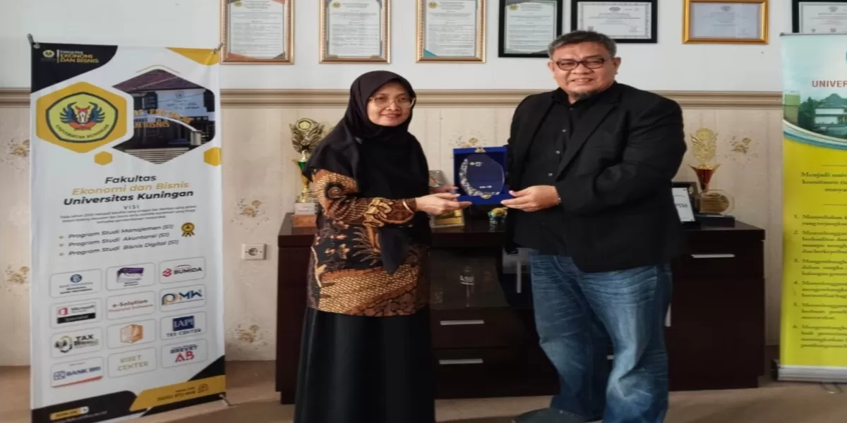 Penyerahan cinderamata dekan FEB UNIKU, Dr.Lili Karmela Fitriani,SE.,M.Si ke Dr.Satria Abadi, UPSI Malaysia. (Ilham)