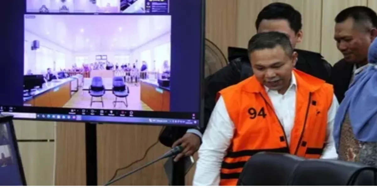Terdakwa kasus dugaan korupsi di lingkungan Dinas PUPR PKPP Riau Abdul Wahid (kedua kanan) yang juga Gubernur nonaktif Riau tiba untuk menjalani sidang lanjutan di Pengadilan Negeri Kelas IA Pekanbaru (ANTARA FOTO/Aswaddy Hamid/sgd)