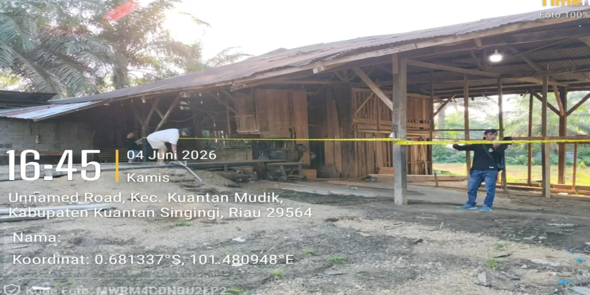 Polsek Kuantan Mudik, aparat kepolisian memasang garis polisi (police line) di lima titik lokasi sawmil yang tersebar di wilayah Desa Koto Cengar dan Desa Kasang, Kecamatan Kuantan Mudik (iNews86.Com)