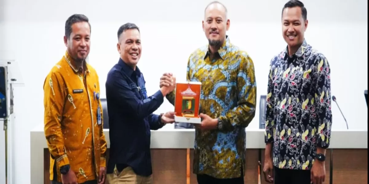 Pelaksana Harian (Plh) Kepala Dinas Komunikasi, Informatika, Statistik dan Persandian (Kominfoss) Kuansing, Hevi Heri Antoni bersama Kepala Diskominfo Jawa Barat, Mas Adi Komar, bersama jajaran. (Kominfoss)