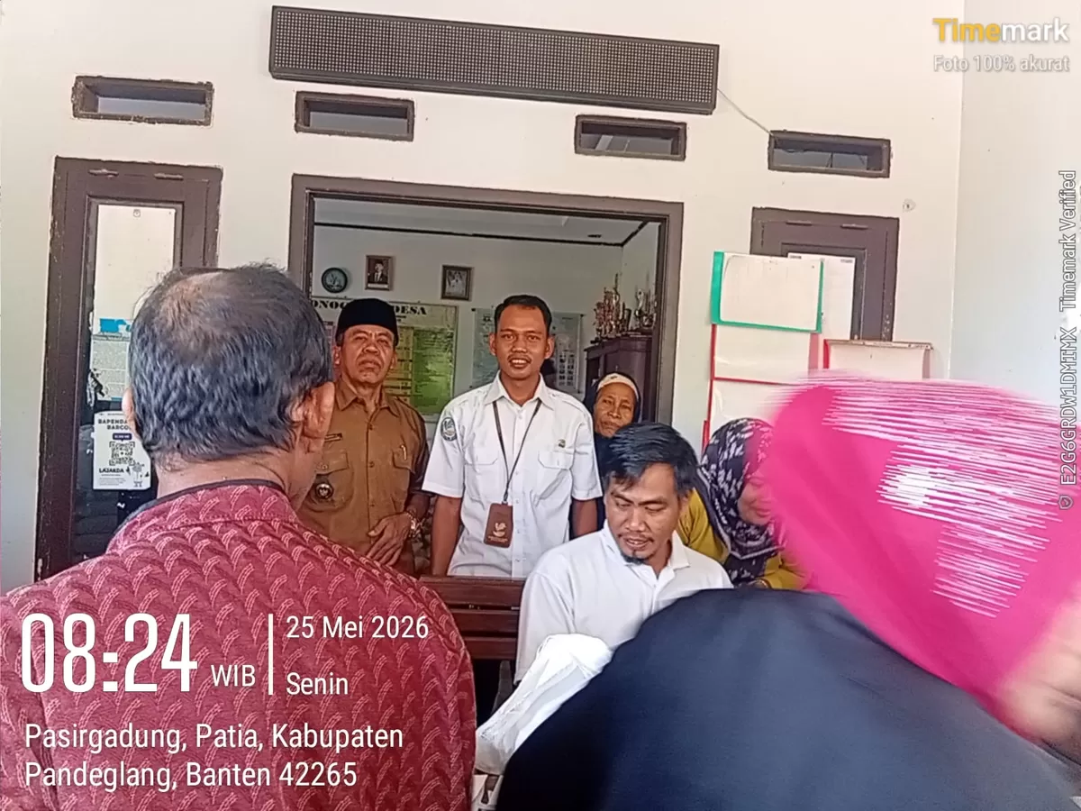 596 warga Desa Pasirgadung terima bantuan beras dan minyak dari Badan Pangan Nasional, penyaluran berlangsung lancar.