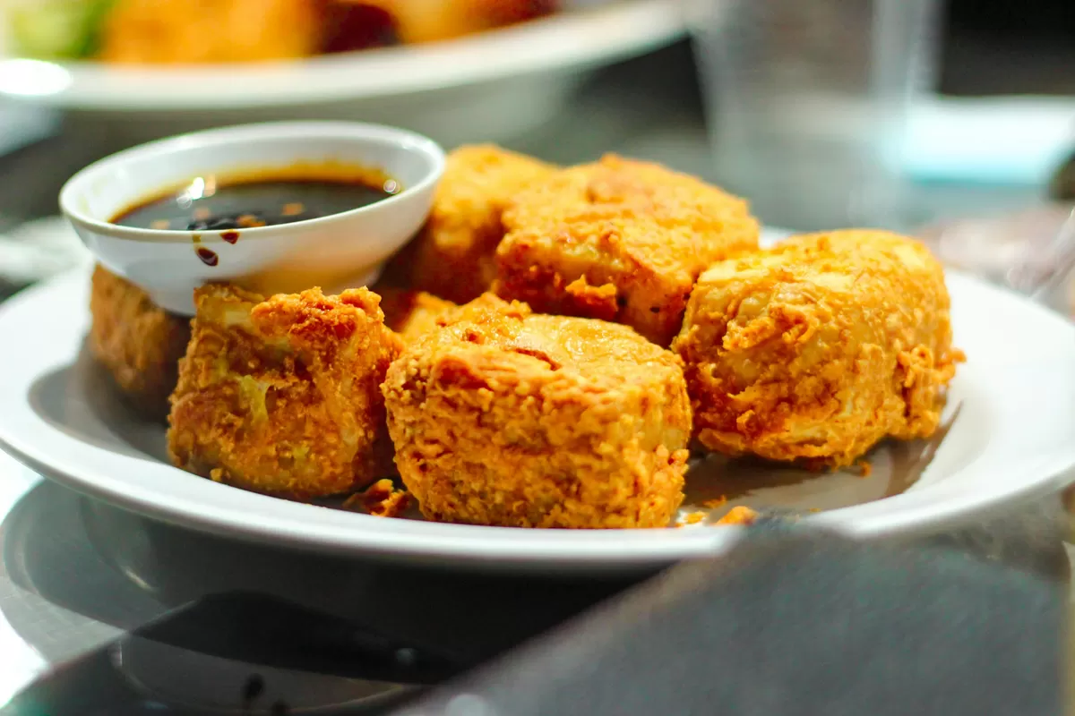 Teknik pengolahan yang tepat membantu tahu crispy tetap kriuk meski sudah dingin.