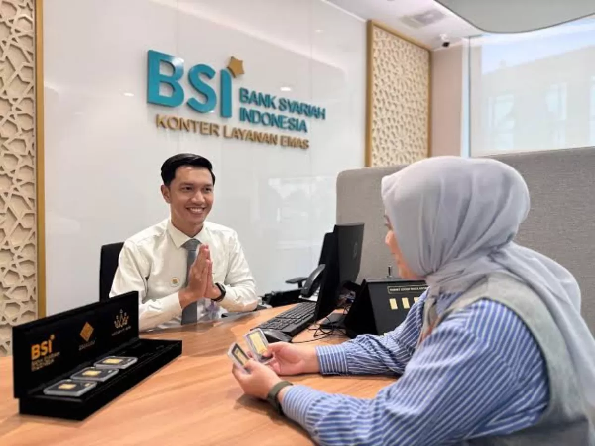 Petugas melayani nasabah di kantor PT Bank Syariah Indonesia (BSI). BSI memastikan seluruh layanan operasional tetap berjalan normal di tengah proses hukum yang sedang berlangsung.  (BSI)