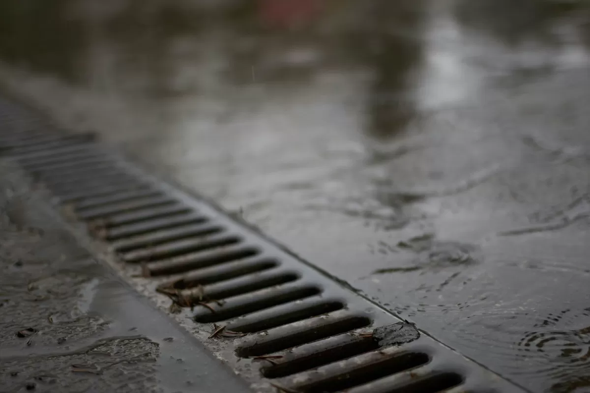 Pembersihan drainase dilakukan di sejumlah titik rawan banjir dan genangan.