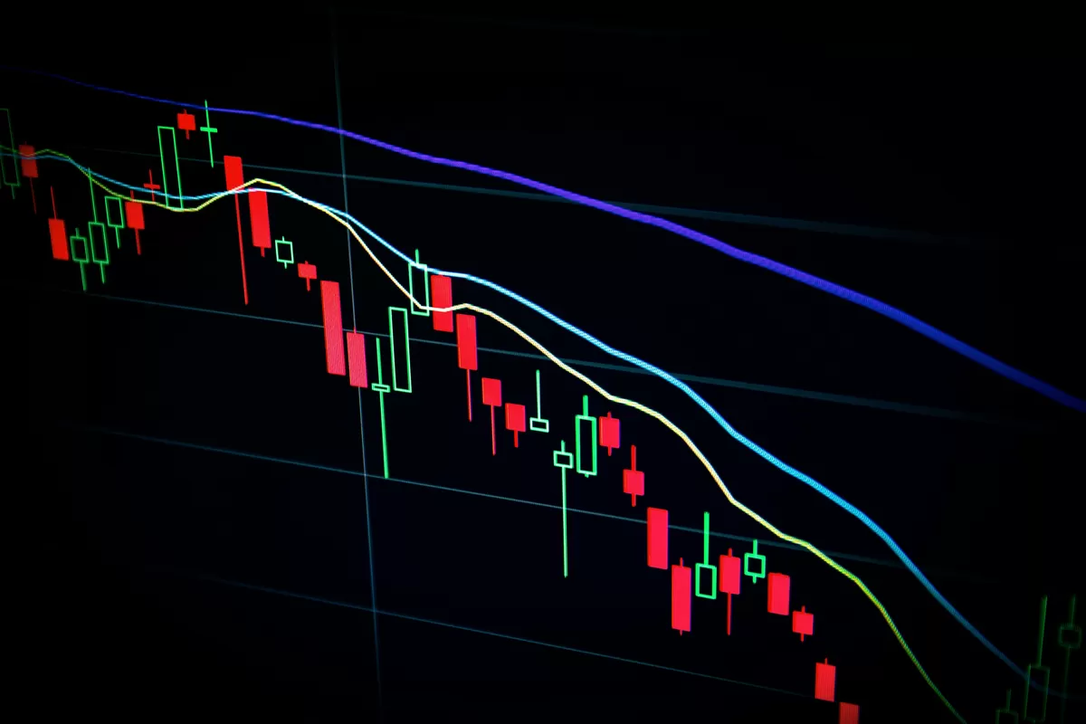Investor mencermati berbagai sentimen yang memengaruhi pergerakan pasar saham.