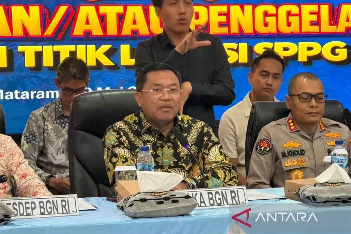 Wakil Kepala BGN Sony Sonjaya (tengah) dalam konferensi pers terkait penindakan kasus penipuan titik SPPG di Kabupaten Lombok Timur, Nusa Tenggara Barat (NTB)  (Pesanrakyat.id)