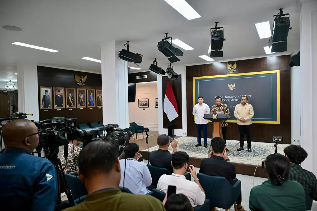 Mensesneg Prasetyo Hadi didampingi Kepala Bakom Muhammad Qodari, dan Seskab Teddy Indra Wijaya. (GPM)