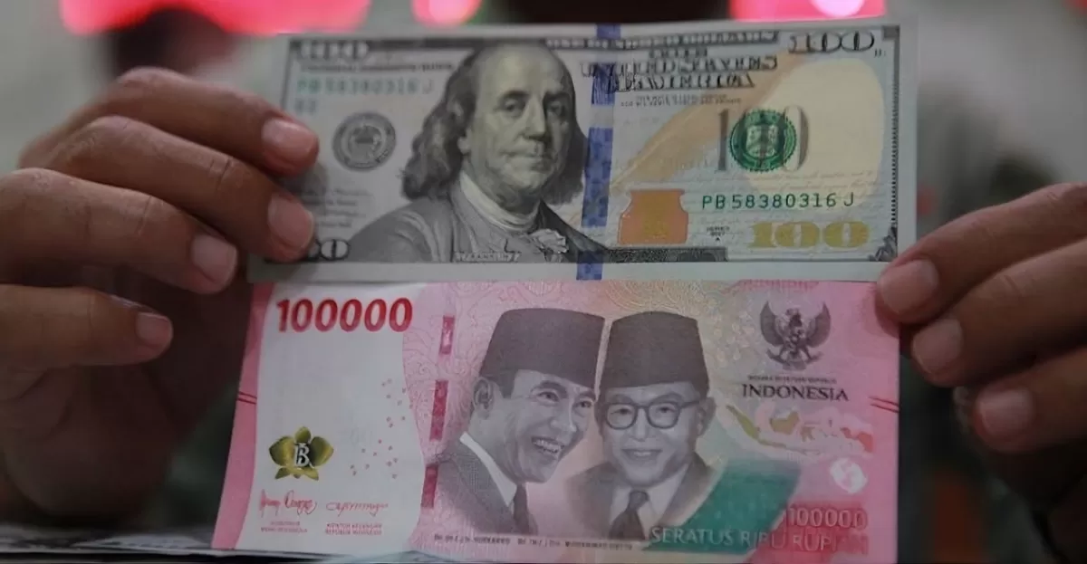Rupiah spot ditutup pada level Rp 18.049 per dolar Amerika Serikat (AS) pada akhir perdagangan Kamis 4 Mei 2026, melemah 0,45% dari sehari sebelumnya yang ada di Rp 17.967 per dolar AS. (Bloomberg )