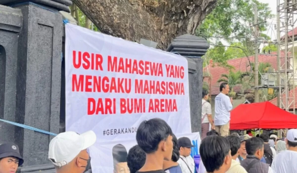 Kontroversi memanas! Spanduk 'Usir Mahasewa' muncul di aksi dukungan MBG Malang, menuai kecaman dari berbagai pihak. (Bntr)