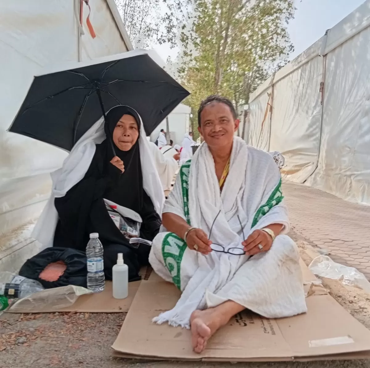 Heru Santosa bersama istrinya saat menjalankan ibadah haji di Tanah Suci. Pasangan asal Banjarnegara ini berhasil mewujudkan impian berhaji setelah menabung dari hasil berjualan bubur.(Doc. Pak Heru) (Widodo)