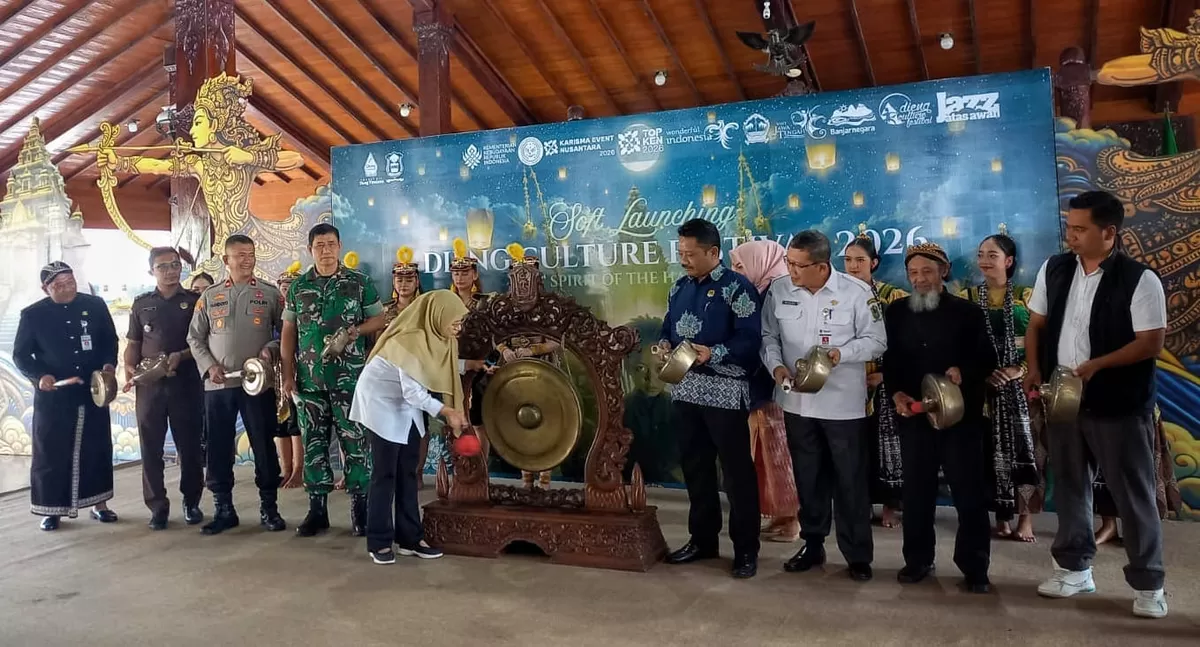 Bupati Banjarnegara dr. Amalia Desiana melakukan pemukulan gong sebagai tanda peluncuran Dieng Culture Festival (DCF) 2026. Festival budaya kebanggaan masyarakat Dieng tersebut akan digelar pada 28-30