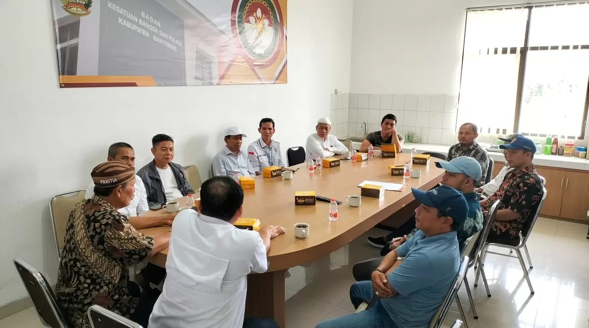 Suasana diskusi interaktif yang melibatkan pengurus FPK Banyumas dan jajaran Bakesbangpol saat merumuskan pembentukan tim kecil, seperti yang terdokumentasi.