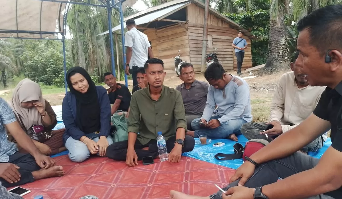 Kasat Intelkam polres Aceh Timur, sedang berdiskusi dengan warga Seumanah Jaya, Kecamatan Ranto Peureulak, Aceh Timur, tepatnya pada tenda yang didirikan oleh warga di depan pintu masuk PT Atakana.