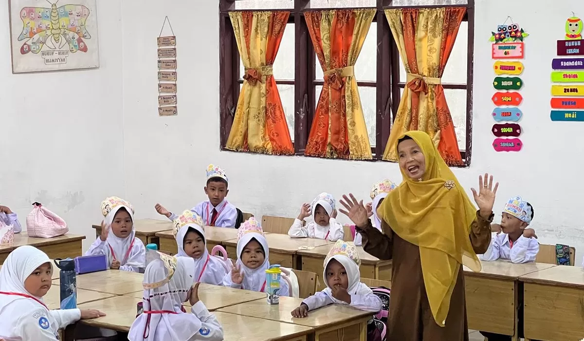 Kepala Sekolah Dasar Negeri 1 Idi Rayeuk, Aceh Timur, Rosmawardani, S.Pdi, mengajak orang tua siswa agar bekerjasama dalam mendidik karakter anak yang kini memasuki kelas 1 sekolah dasar.