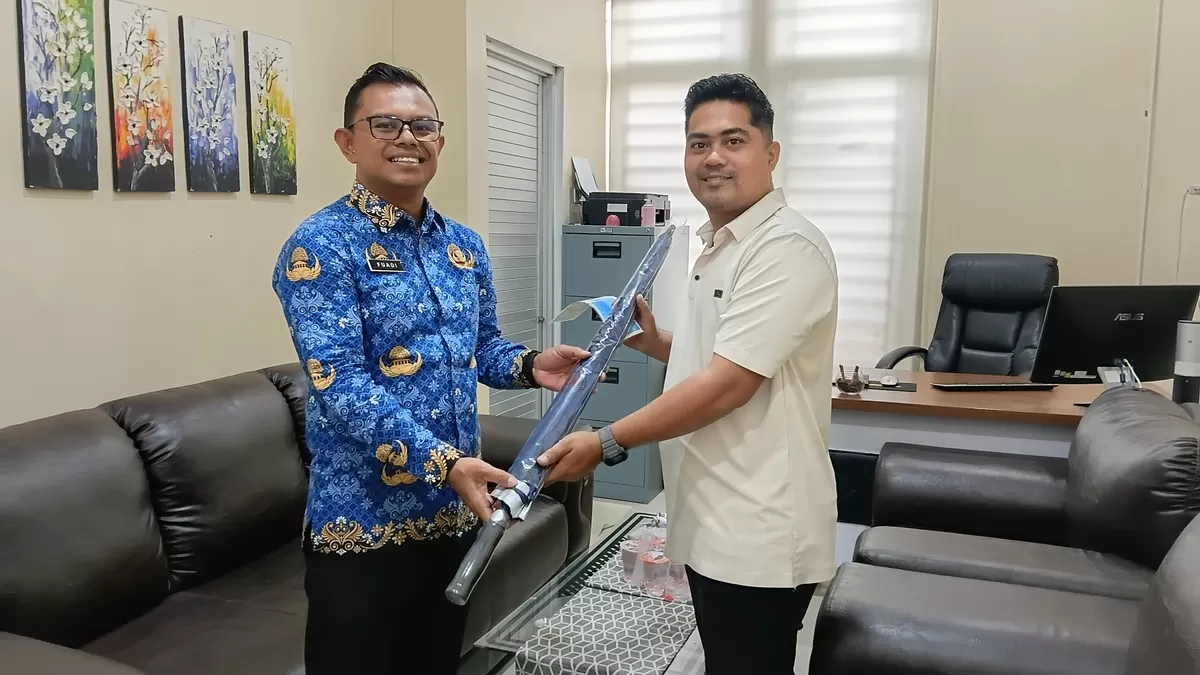 Foto : ist / Kepala UPTD Wilayah VII, Fuadi, S.E., saat penyerahan Jamadon, 