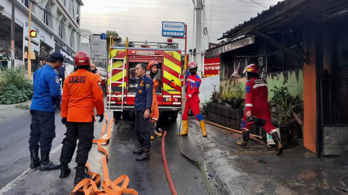 Petugas melakukan pemadaman kebakaran Pertamini di Leyangan Ungaran Timur 