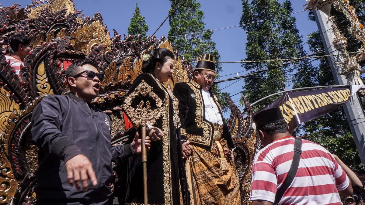 Wali Kota Salatiga dr. Robby Hernawan, Sp.OG., mengenakan busana adat Jawa saat memimpin Kirab Budaya SABET dalam rangkaian puncak Hari Jadi ke-1276 Kota Salatiga.  (Muhamad Nuraeni)