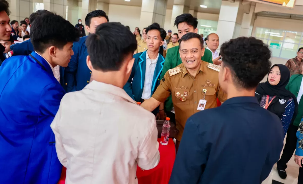 Gubernur Ahmad Luthfi menyapa mahasiswa 