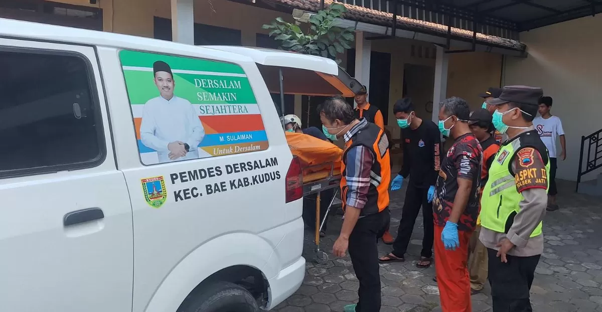 Petugas melakukan evakuasi korban meninggal ke rumah sakit 