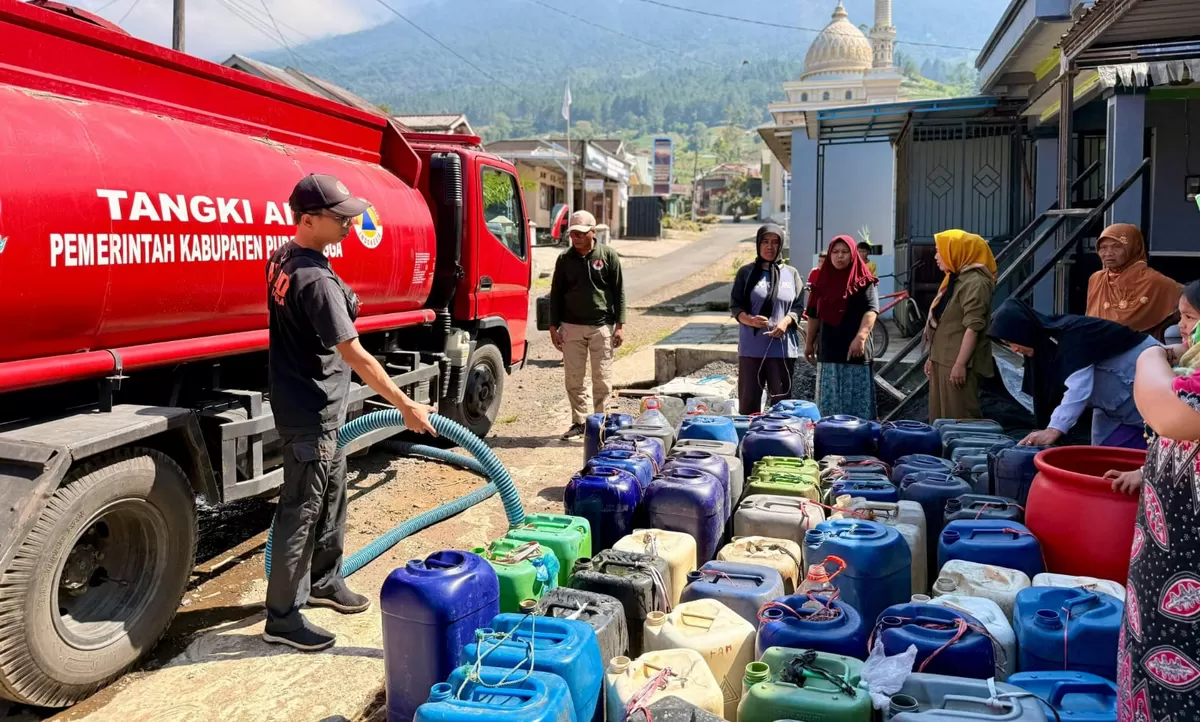 Pemprov Jateng menyalurkan bantuan air bersih ke sejumlah daerah terdampak kemarau 
