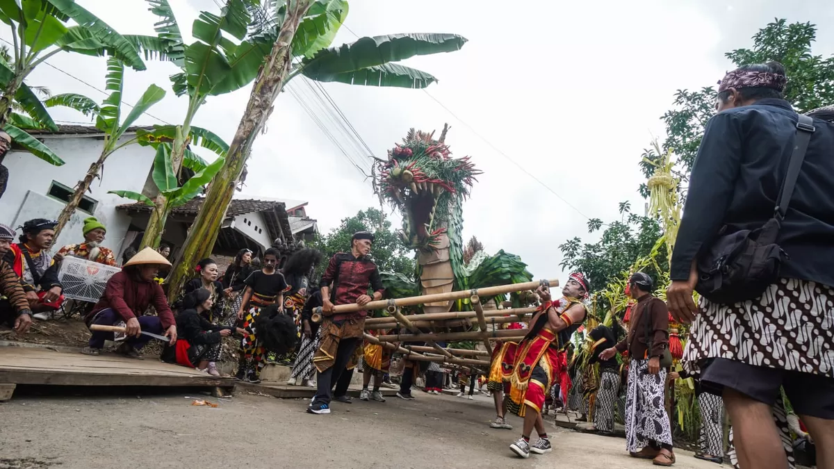 Hasil Bumi Menyatukan Warga Sugihwaras Lewat Tradisi Merti Dusun.