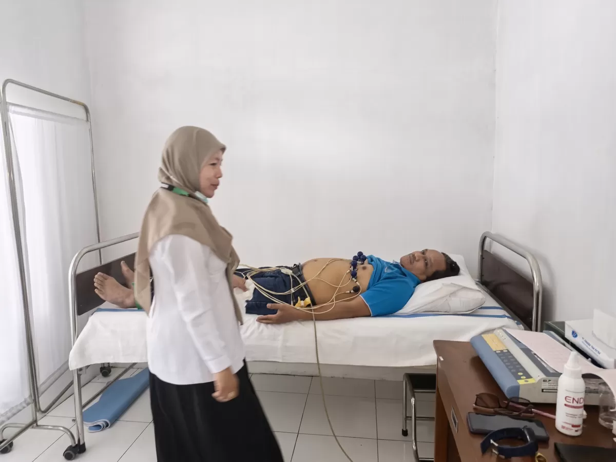 Salah satu warga saat periksa kesehatan gratis