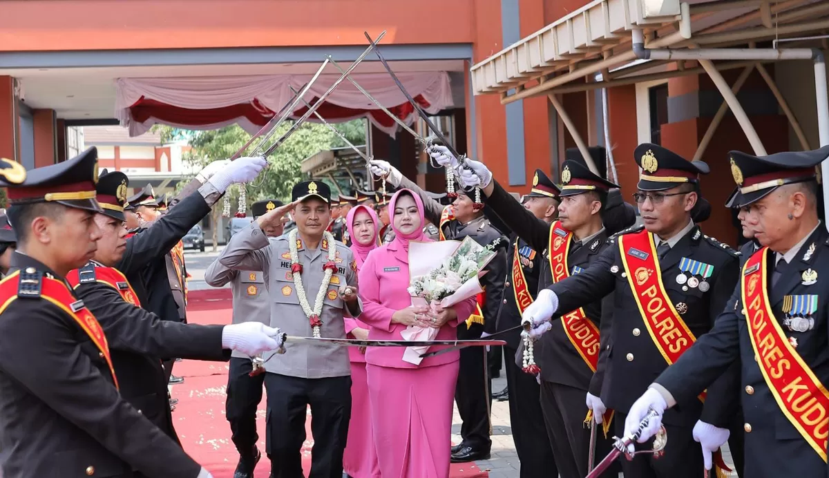 Tradisi penyambutan Kapolres baru di Mapolres Kudus 