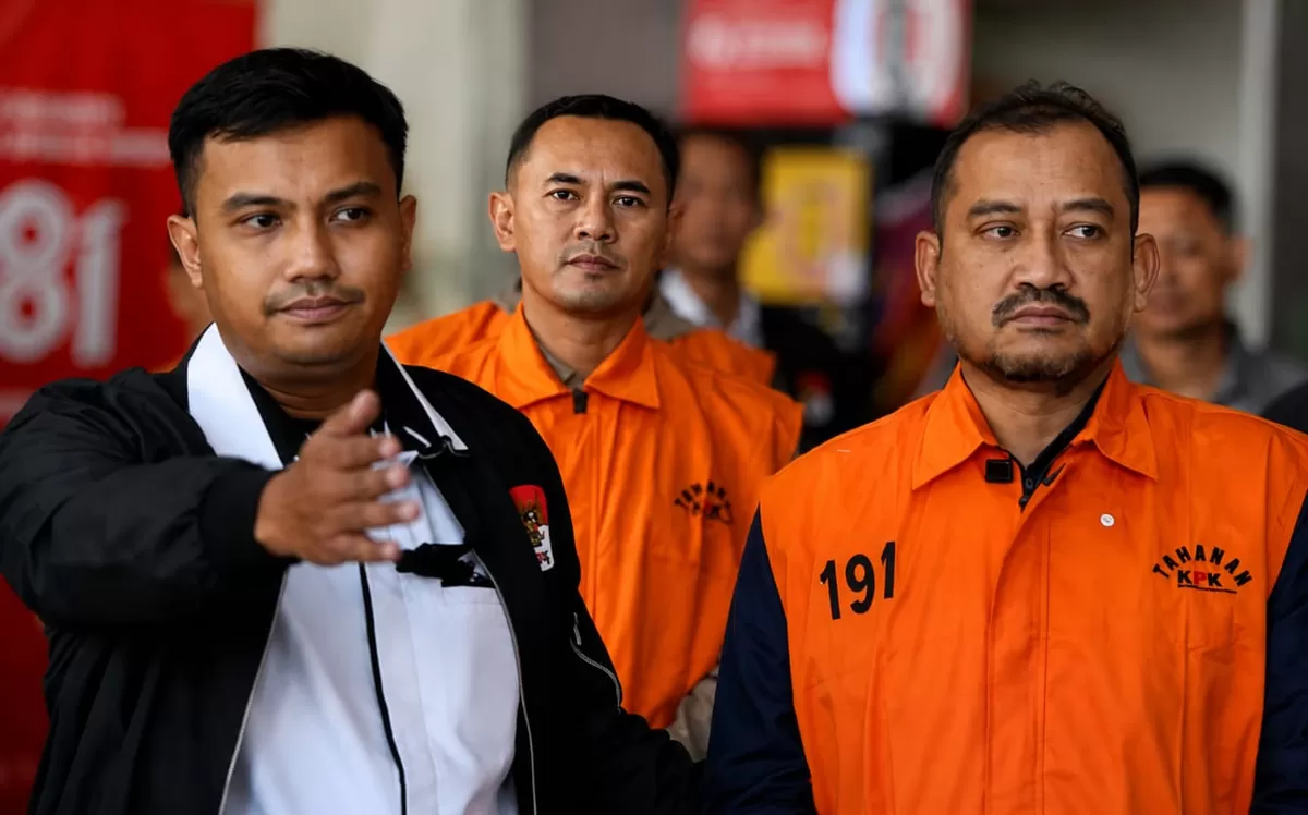 Penyidik membawa Anom Widiyantoro (AWI) bersama tersangka lain ke rutan KPK. (kabarsatu.id/ foto: KPK RI)